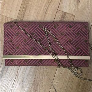 Cork & Pink crossbody with removable gold chain.